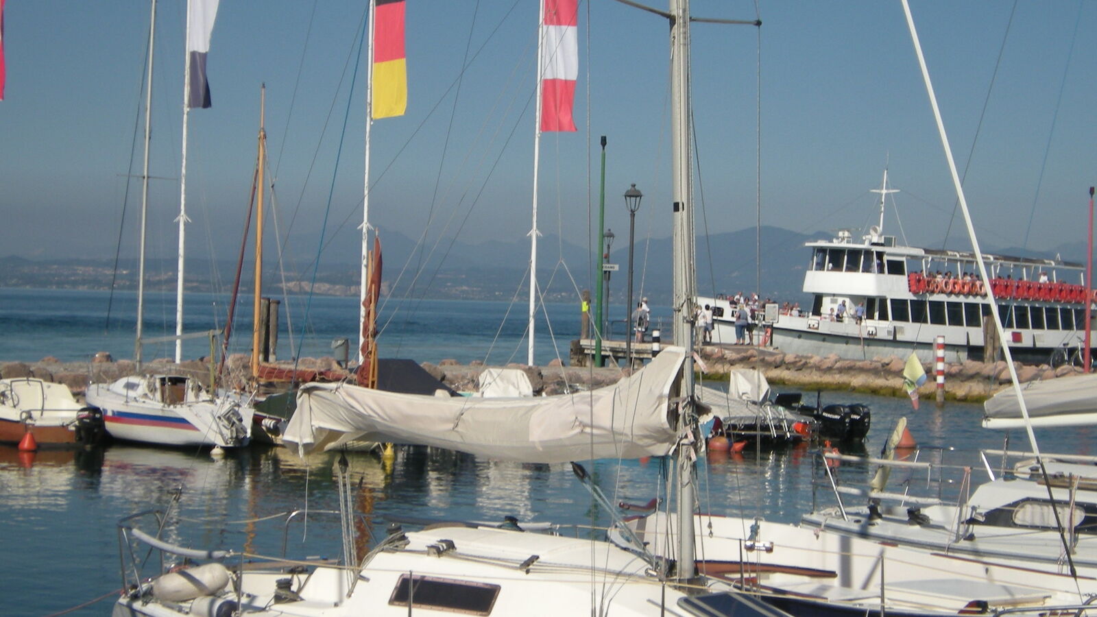 Ruhiger Hafen und Uferabschnitt von Cisano di Bardolino am Gardasee