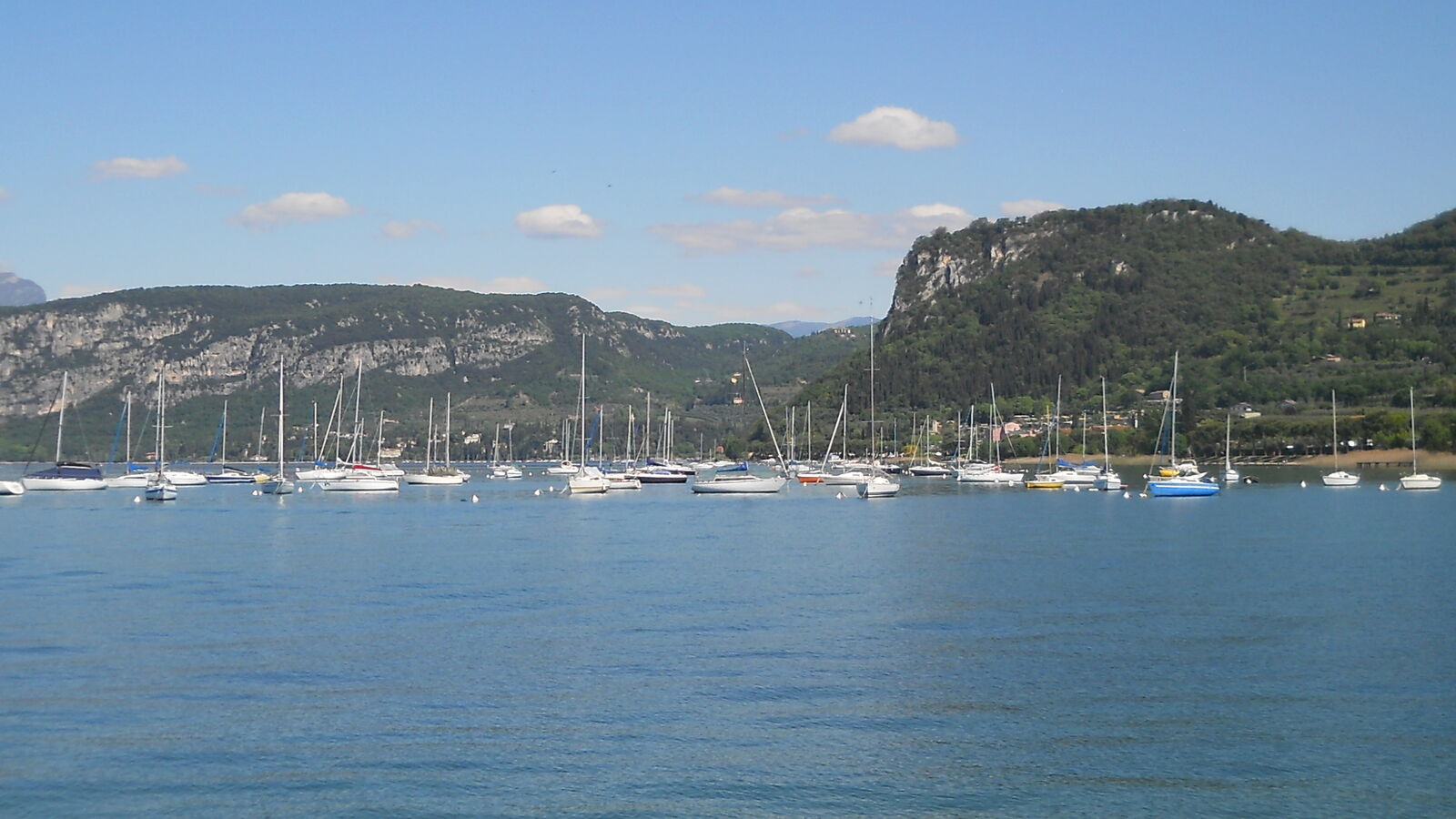 Uferpromenade Lungolago bei Bardolino am Gardasee mit Bergkulisse