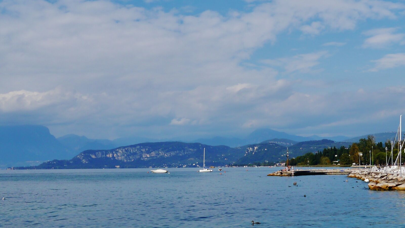 Altstadt von Lazise am Gardasee mit Fischerhafen und Stadtmauer