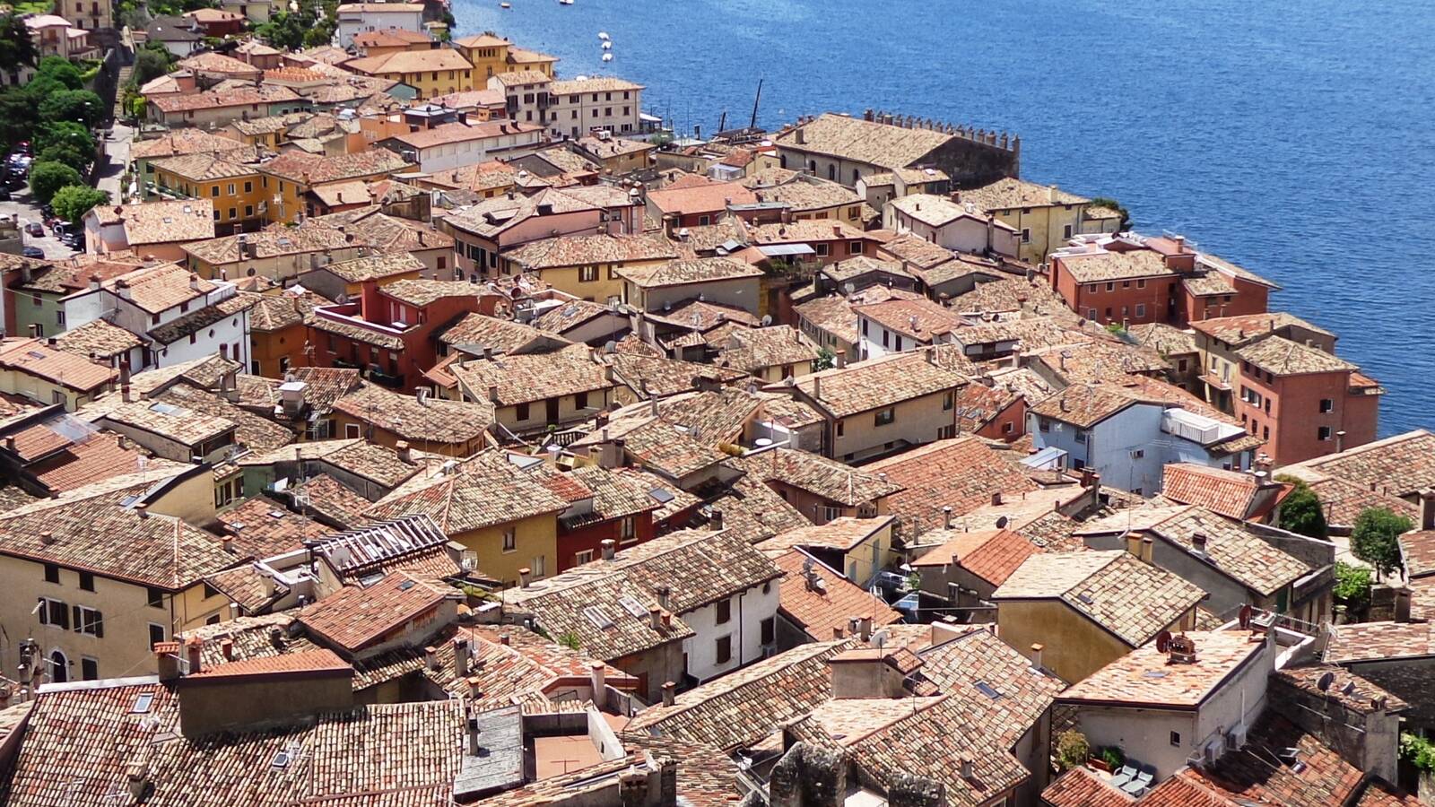 Uferort Malcesine mit Castello Scaligero am Gardasee
