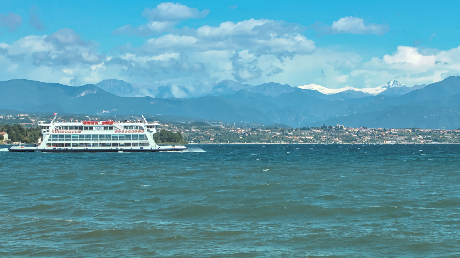 Autofähre der Navigazione Lago di Garda auf dem See