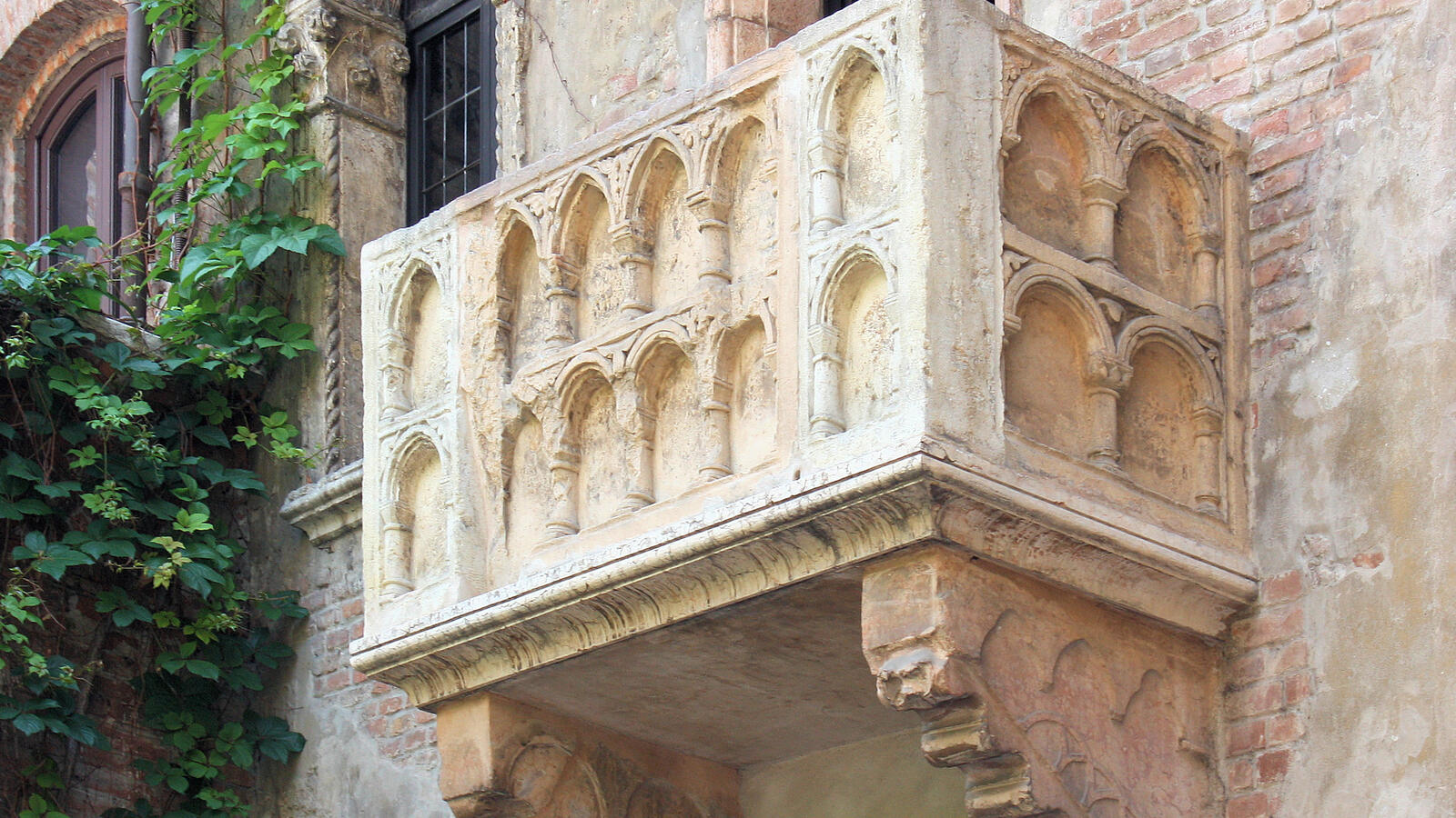 Innenhof der Casa di Giulietta in Verona mit dem berühmten Balkon