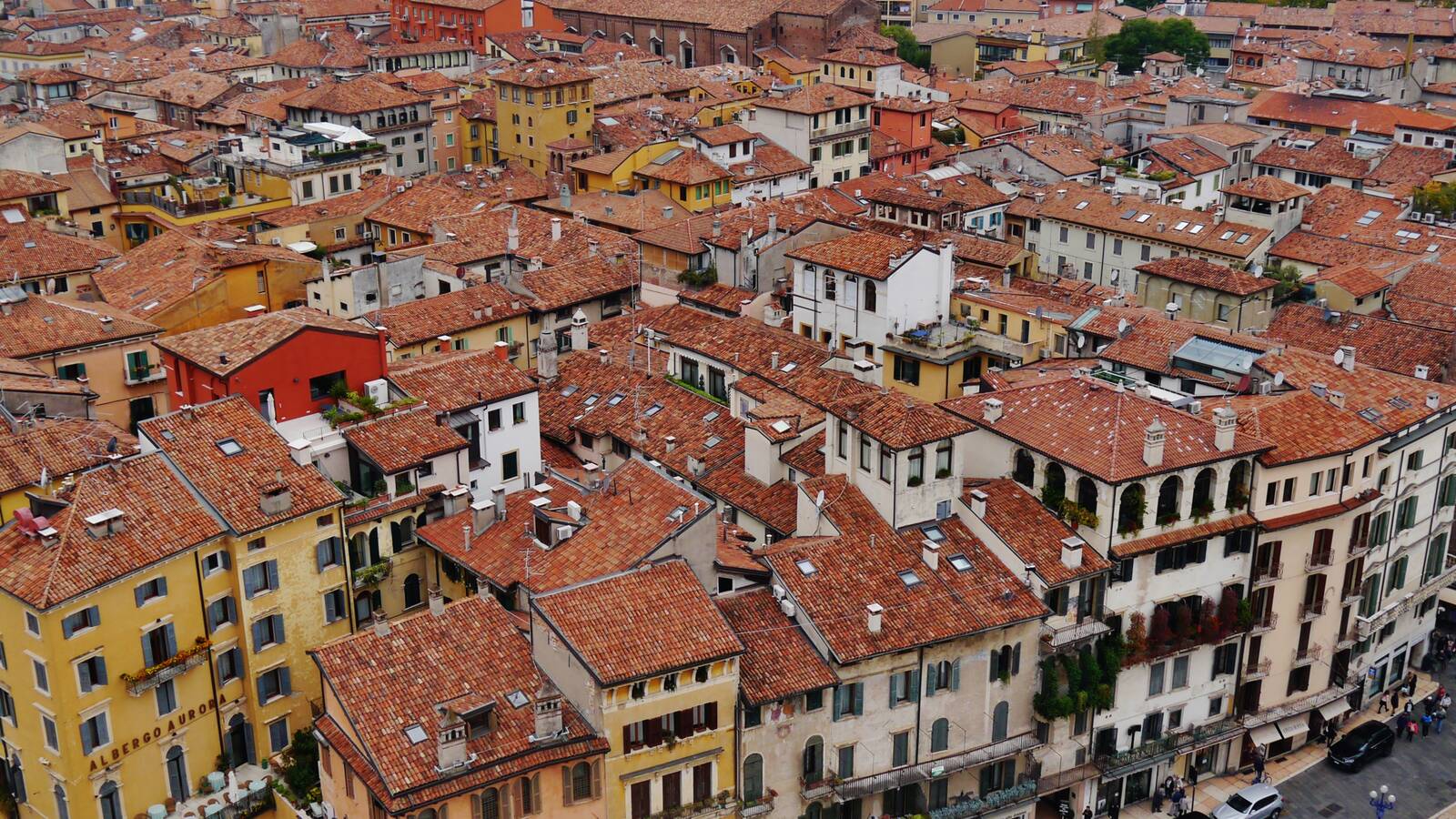 Blick vom Torre dei Lamberti auf die Piazza delle Erbe in Verona