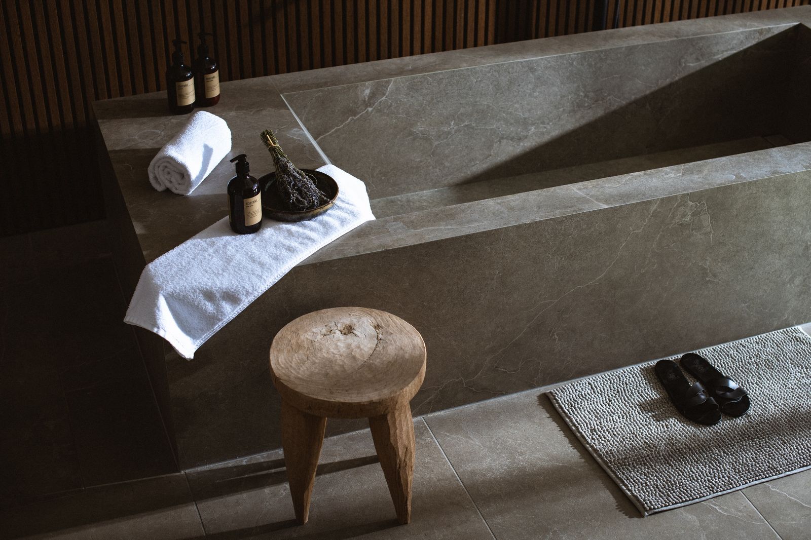 Monolithische Steinbadewanne der Residenza vor Panoramafenster