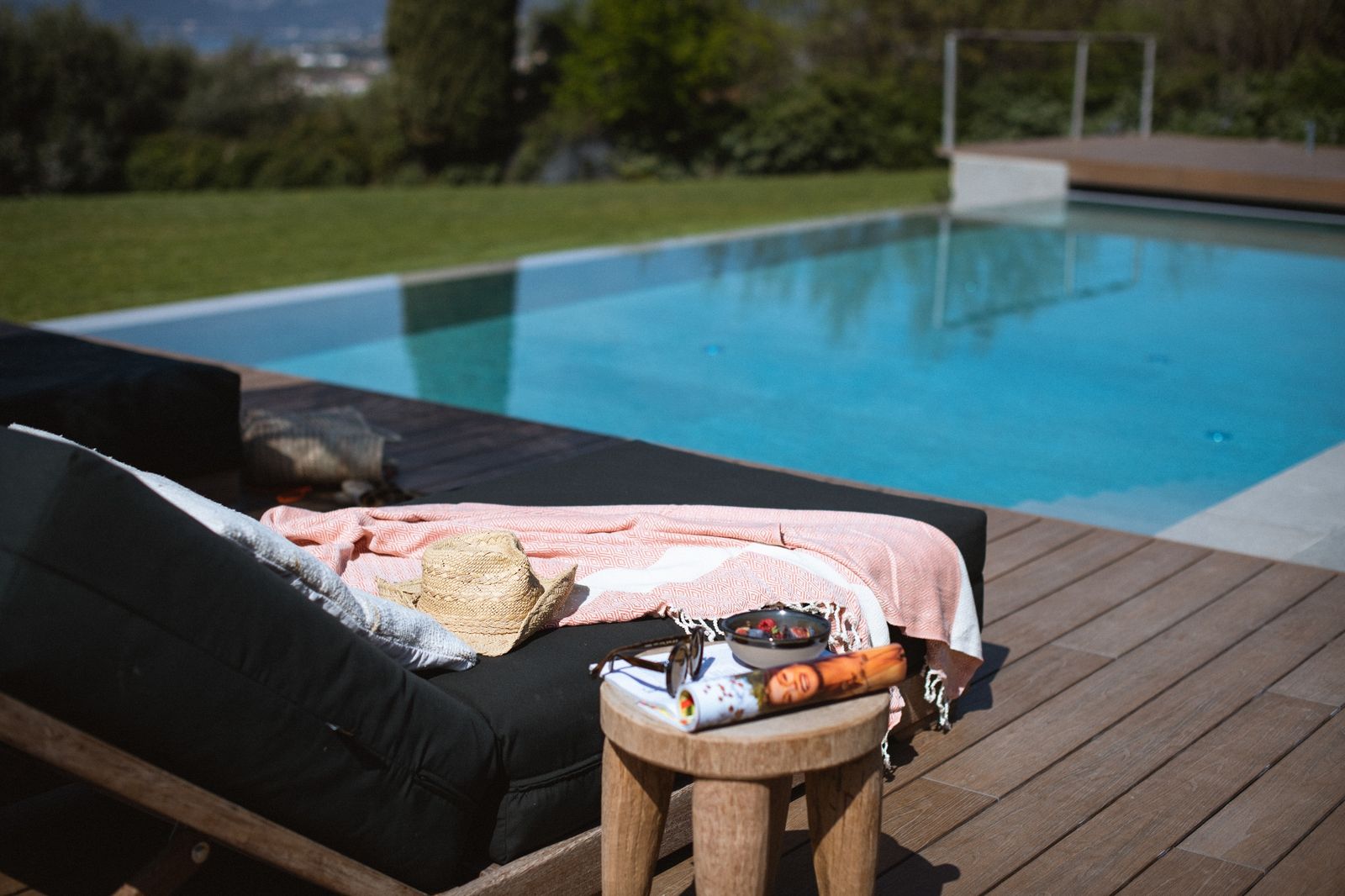 Liegen und Handtücher am Infinity-Pool