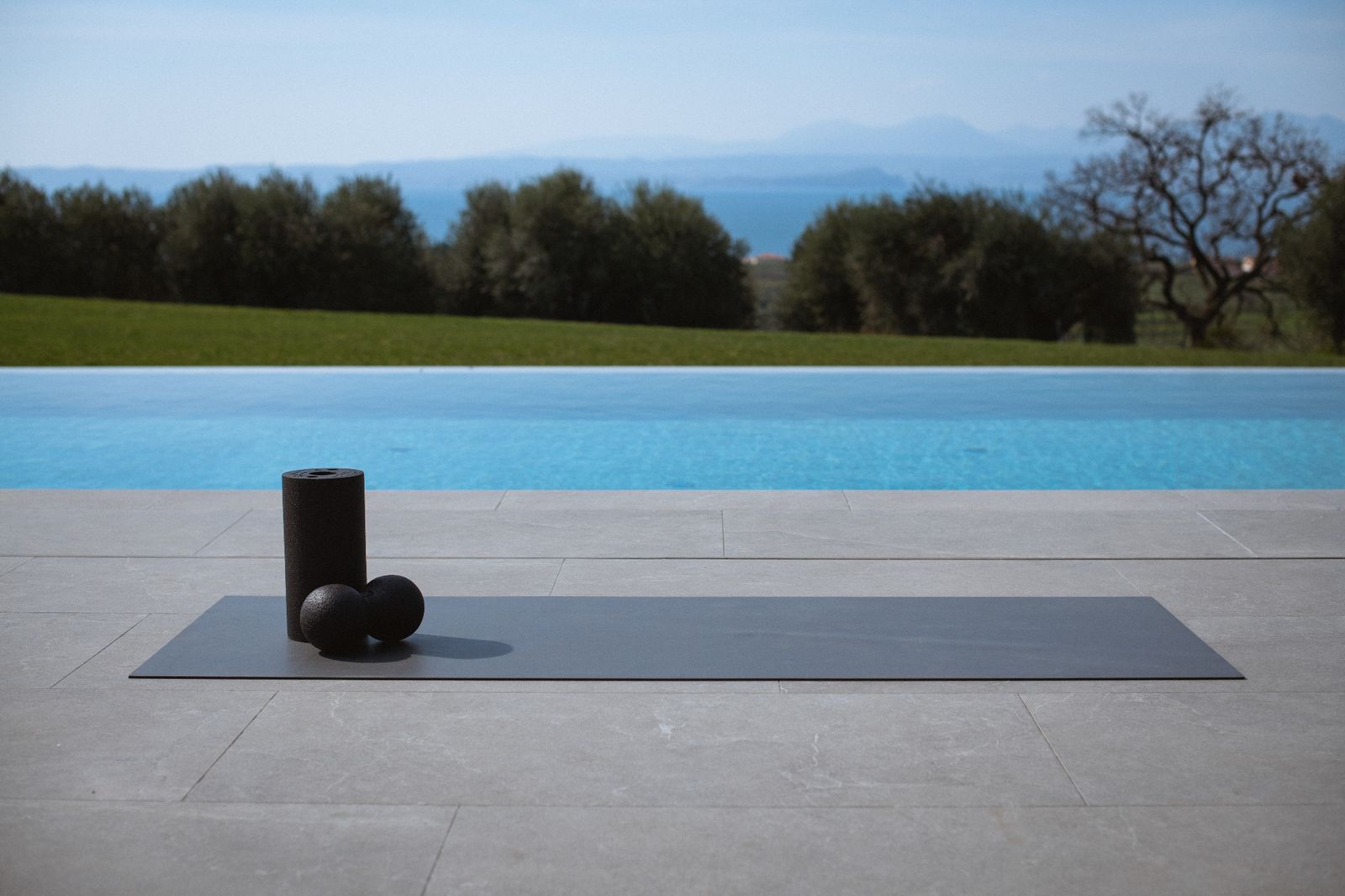 Infinity-Pool mit Seeblick