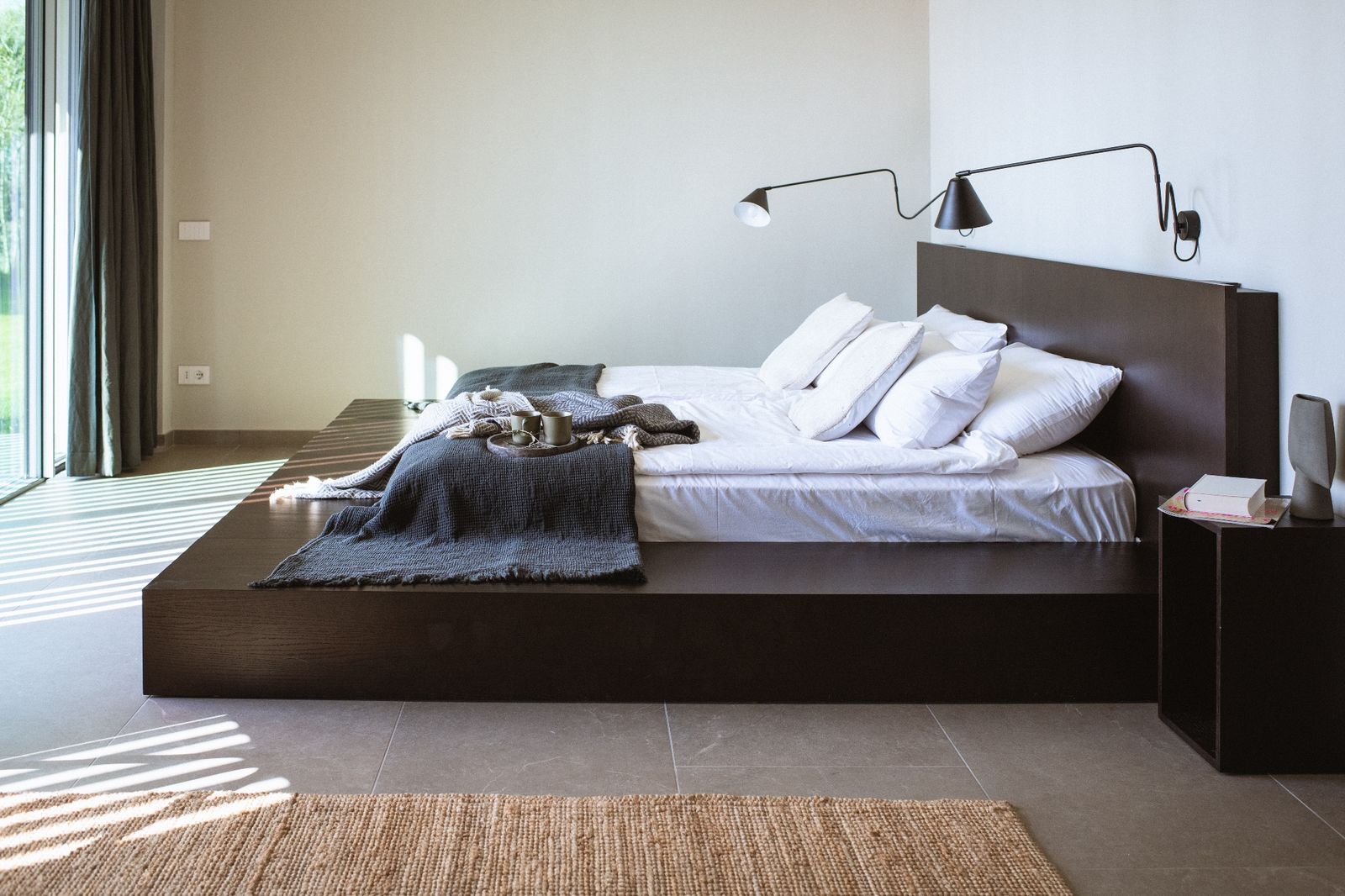 Schlafzimmer mit Wandleuchten