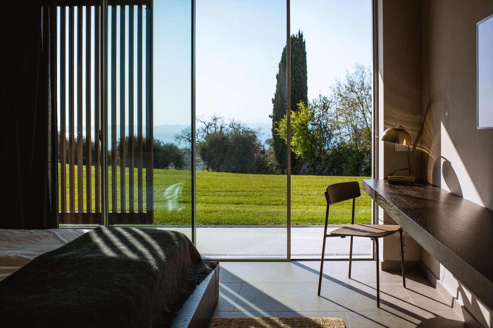 Schlafzimmer mit Blick in den Garten