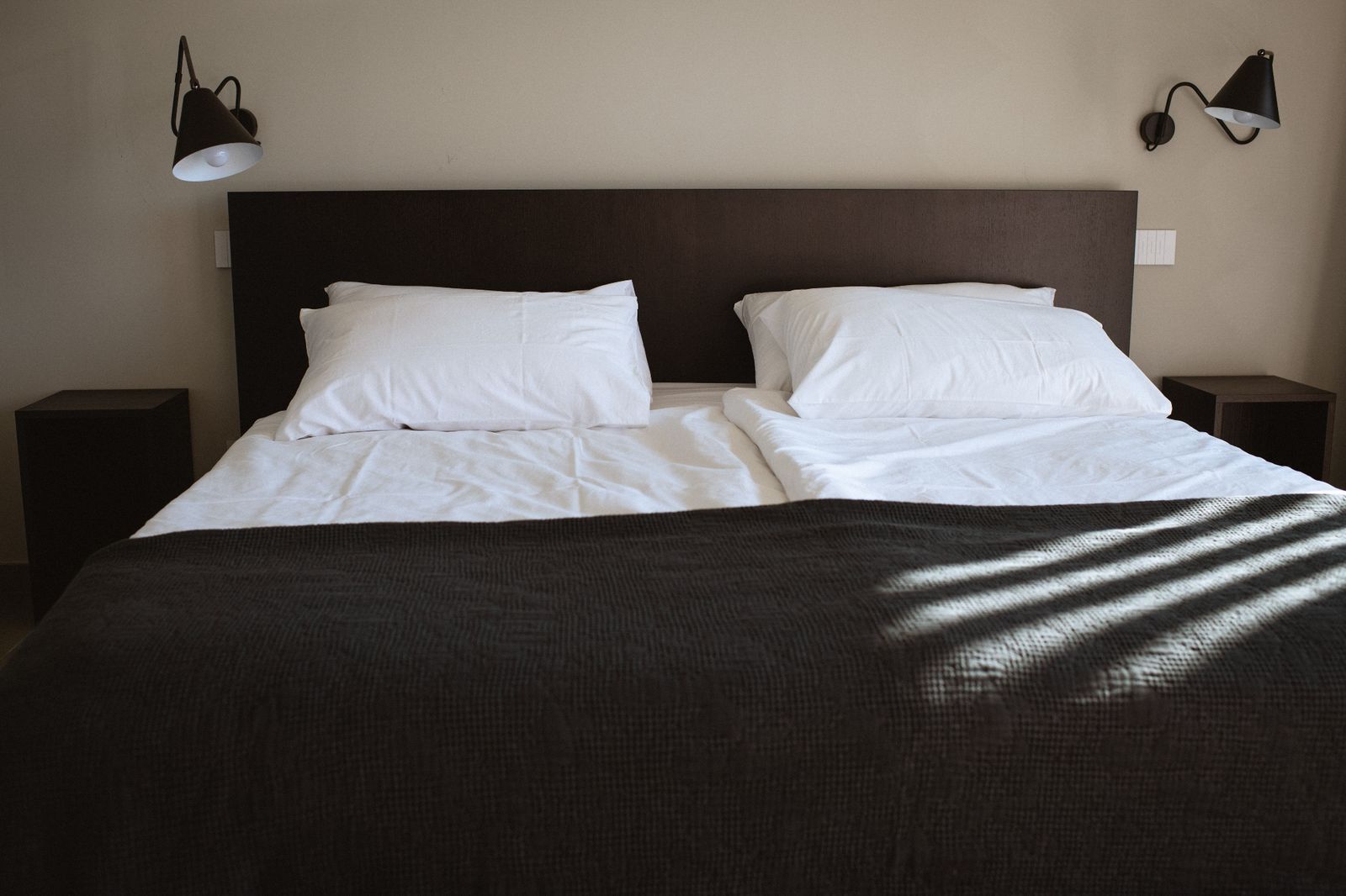 Masterschlafzimmer mit weißer Bettwäsche