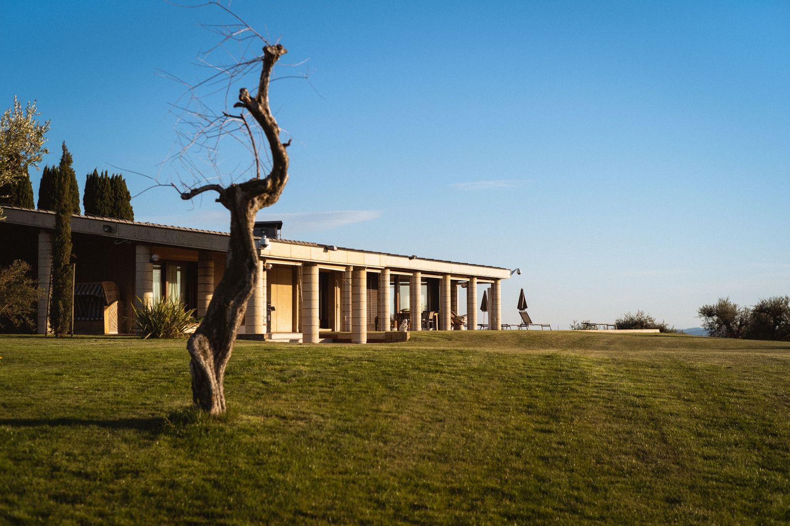 Die Villa Cavaion — großzügige Villa mit kolonnadengesäumter Loggia über weitem Rasen