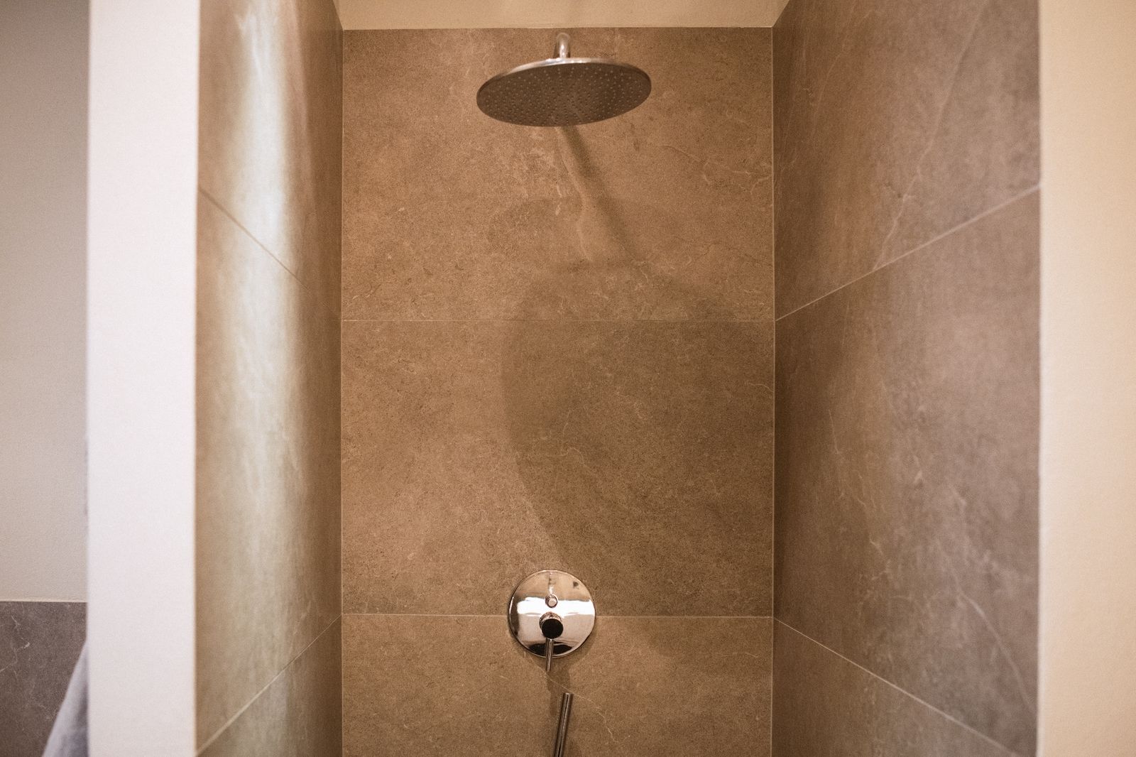 Ebenerdige Regendusche der Villa Cavaion