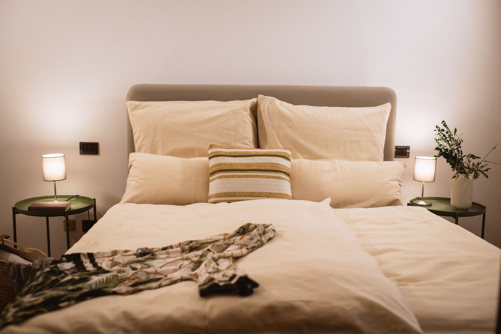 Warm beleuchtetes Schlafzimmer der Villa Cavaion mit Nachttischlampen