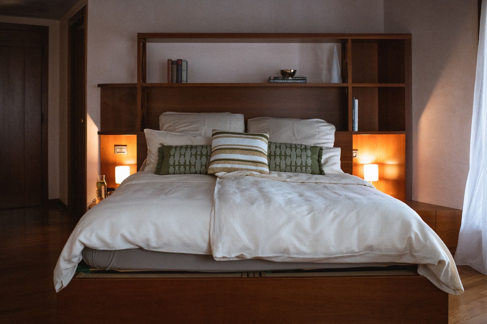 Schlafzimmer der Villa Cavaion mit gepolstertem Kopfteil