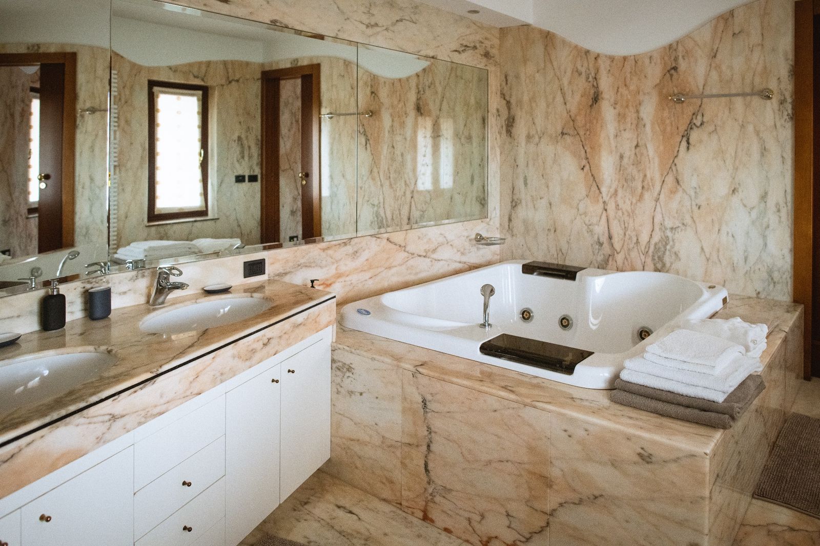 Marmorbad der Villa Cavaion mit Whirlpool