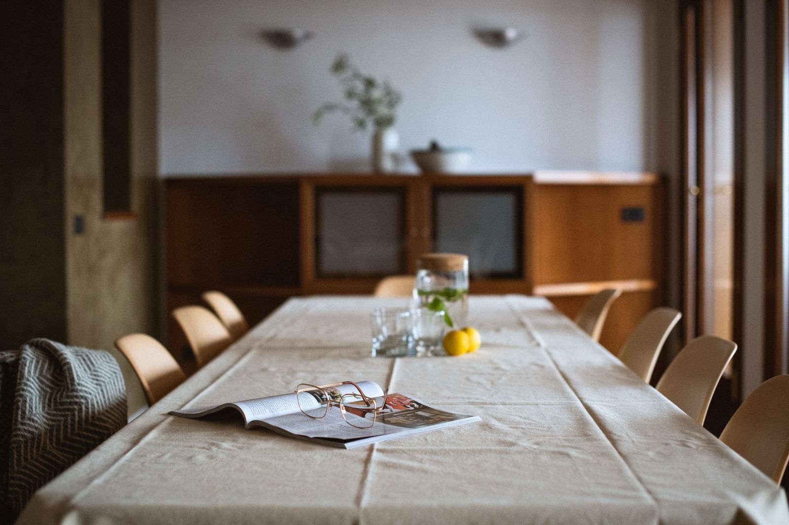 Eingedeckter Esstisch der Villa Cavaion