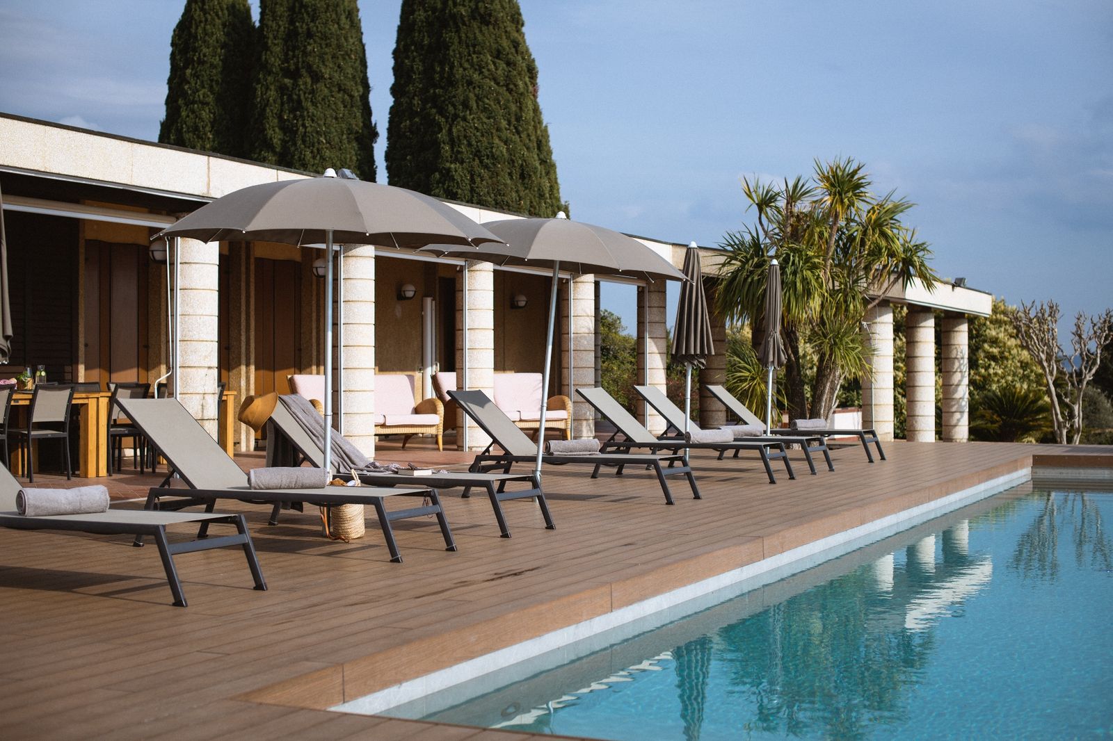 Weite Poolterrasse der Villa Cavaion mit Seeblick